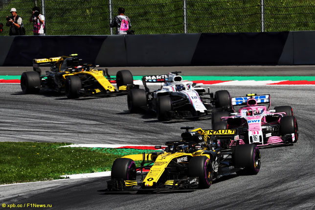 Нико Хюлкенберг и Карлос Сайнс с пилотами Force India и Williams