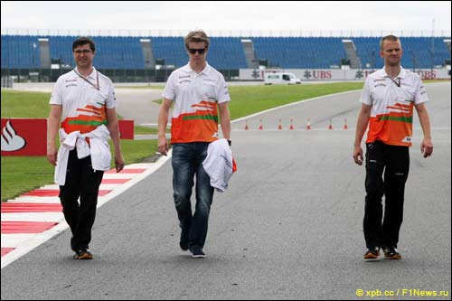 Нико Хюлкенберг вместе с инженерами гуляет по Сильверстоуну