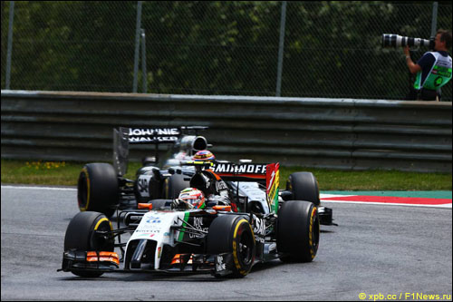 Серхио Перес впереди Дженсона Баттона