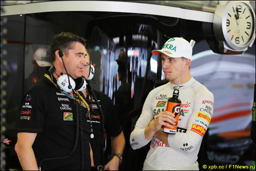 Нико Хюлкенберг с гоночным инженером Брэдли Джойсом