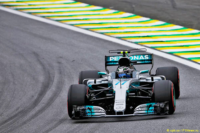 Обладатель поула Валттери Боттас на трассе в Интерлагосе