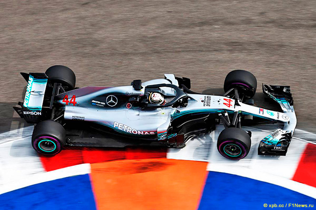 Льюис Хэмилтон на трассе в Сочи