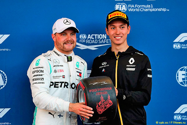 Джек Эйткен вручает Валттери Боттасу приз за поул в Баку