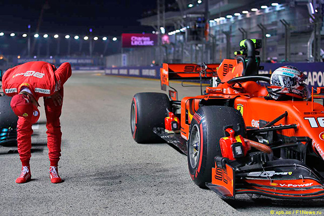 Себастьян Феттель осматривает машину Леклера после окончания квалификации