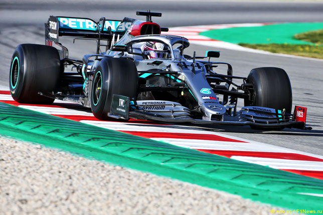 Льюис Хэмилтон тестирует специальный состав шин