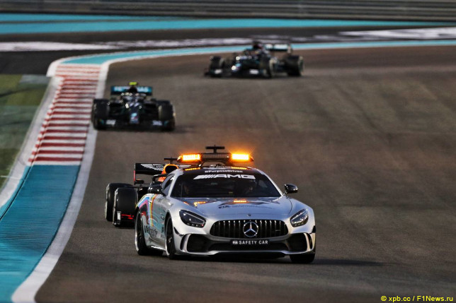 Машина безопасности на трассе Гран При Абу-Даби