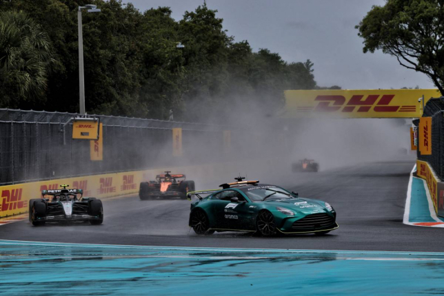 Пелотон ездит позади сейфти-кара на трассе в Майами, фото XPB