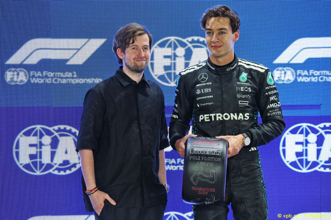 Алан Уокер, диджей и продюсер, вручает Джорджу Расселлу награду за победу в квалификации Гран При Сингапура