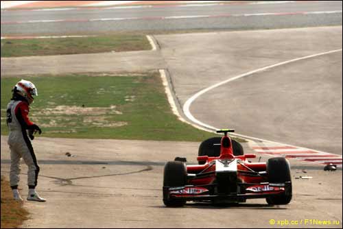 Жером Д'Амброзио у разбитой машины