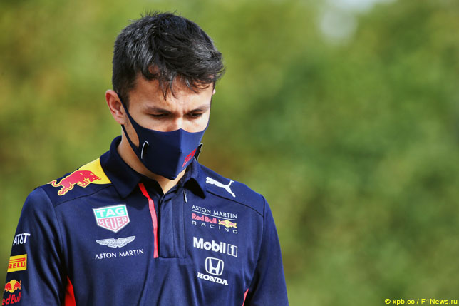 Логотипы Honda на машине Алекса Элбона