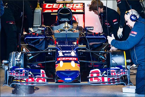 Команда Toro Rosso работает с машиной STR10