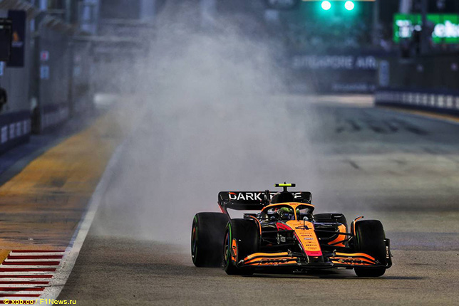 Ландо Норрис за рулём McLaren MCL36 на трассе в Сингапуре
