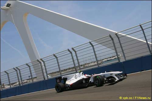 Камуи Кобаяши на трассе в Валенсии