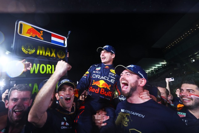 Макс Ферстаппен празднует победу вместе с командой, фото Red Bull Racing