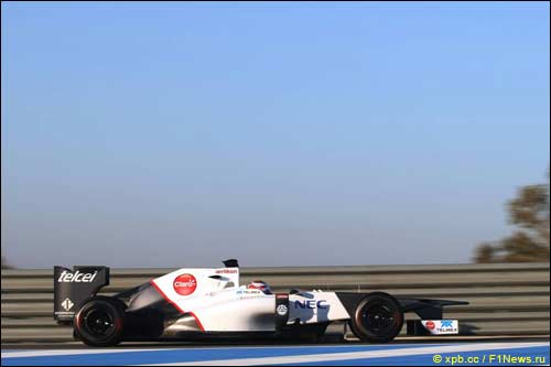 Камуи Кобаяши за рулем Sauber C31 на тестах в Хересе