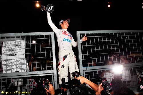 Камуи Кобаяши приветствует болельщиков