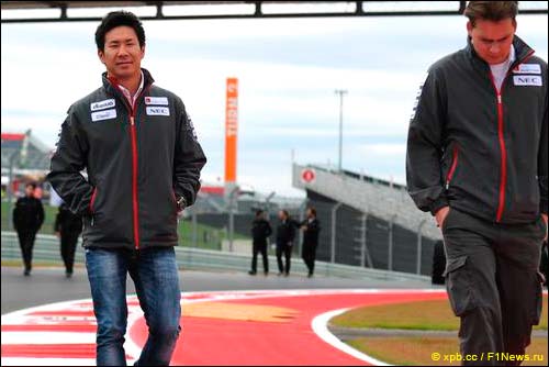 Камуи Кобаяши во время прогулки по трассе в Остине