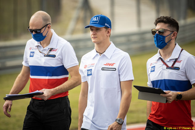 Мик Шумахер с инженерами во время прогулки по трассе