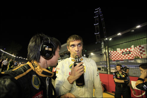 Гоночный инженер Айо Комацу с Виталием Петровым