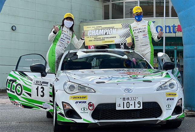 Хейкки Ковалайнен и Сае Китагава у своей раллийной Toyota GT86, фото из Twitter гонщика