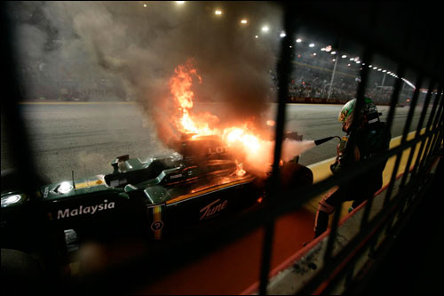 Хейкки Ковалайнен тушин свою Lotus, Сингапур. 2010 год