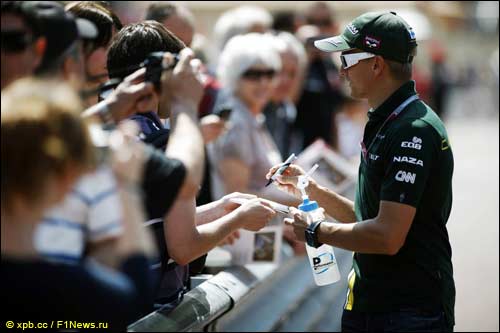 Хейкки Ковалайнен раздает автографы в Монако