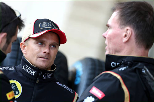 Хейкки Ковалайнен и главный гоночный инженер Lotus Алан Пермейн