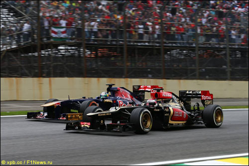 Хейкки Ковалайнен ведет борьбу с Жаном-Эриком Вернем в Гран При Бразилии 2013