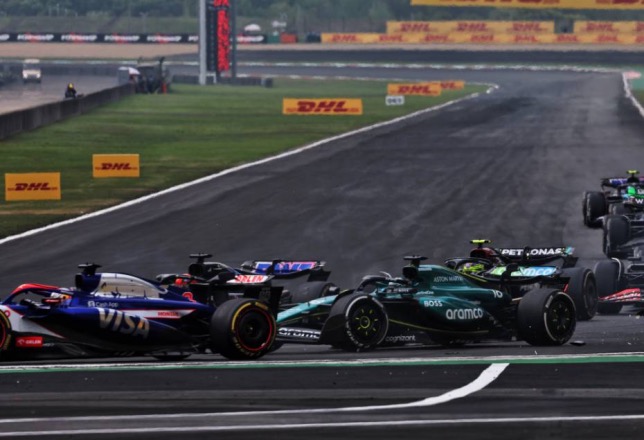 Кадр сделан сразу после инцидента между Лэнсом Строллом и Даниэлем Риккардо – можно увидеть обломки на трассе, фото XPB