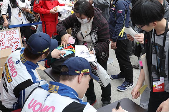 Артём Маркелов и болельщики в масках. Фото: Светлана Стрельникова