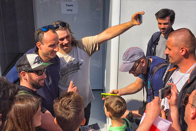 Роберт Кубица встречается с болельщиками во время пролога в Монце