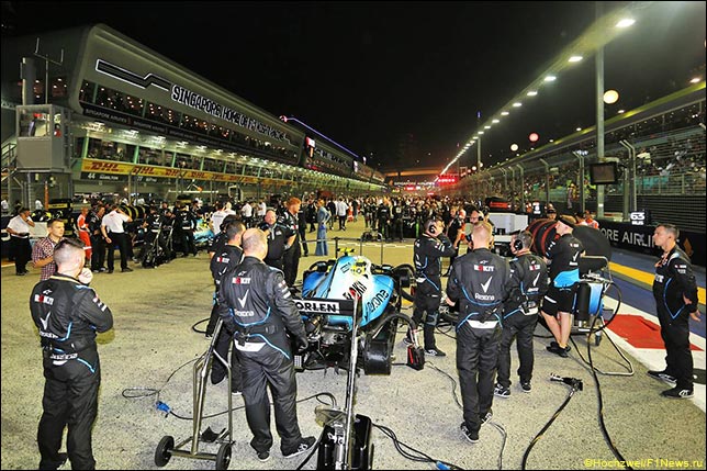 Машина Роберта Кубицы на стартовом поле