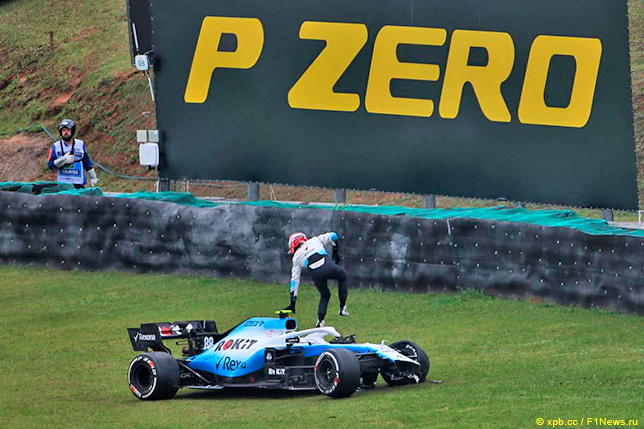 Роберт Кубица покидает машину после аварии в Интерлагосе