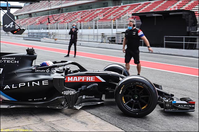 Даниил Квят за рулём Alpine F1 на тестах  Pirelli