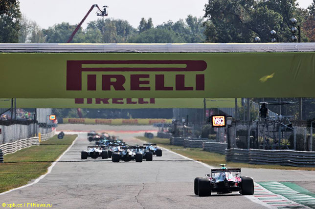 После инцидента на первом круге Антонио Джовинацци оказался в хвосте пелотона