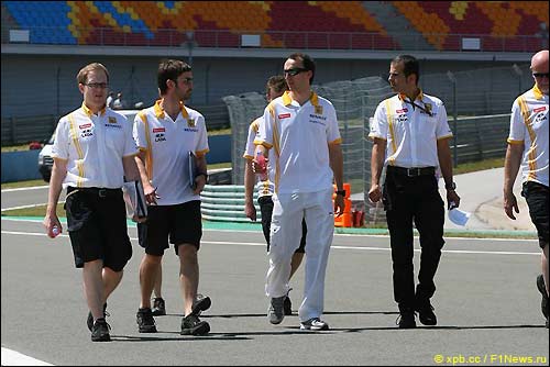 Роберт Кубица и инжденеры команды в Стамбуле