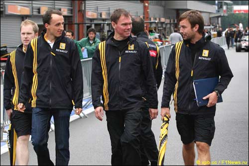 Роберт Кубица и сотрудники команды