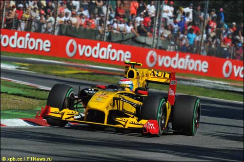 Виталий Петров на трассе в Монце