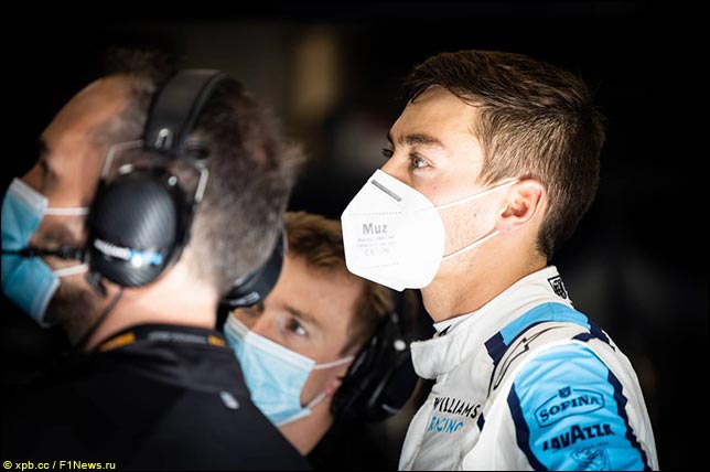 Джордж Расселл наблюдал за гонкой из боксов