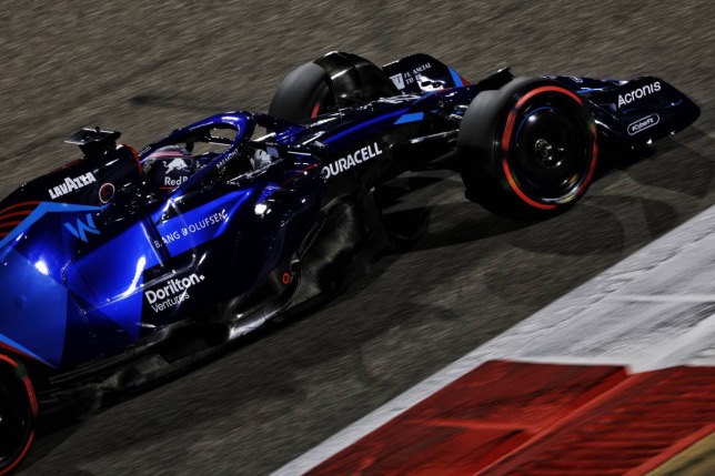 Александер Элбон за рулём Williams FW44 на трассе в Бахрейне, фото XPB