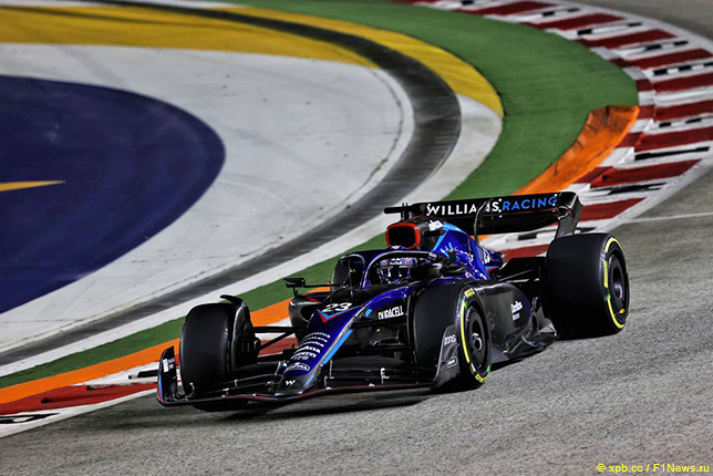 Александер Элбон за рулём машины Williams на трассе в Сингапуре