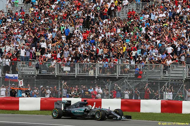 Победитель Гран При Канады Льюис Хэмилтон приветствует болельщиков