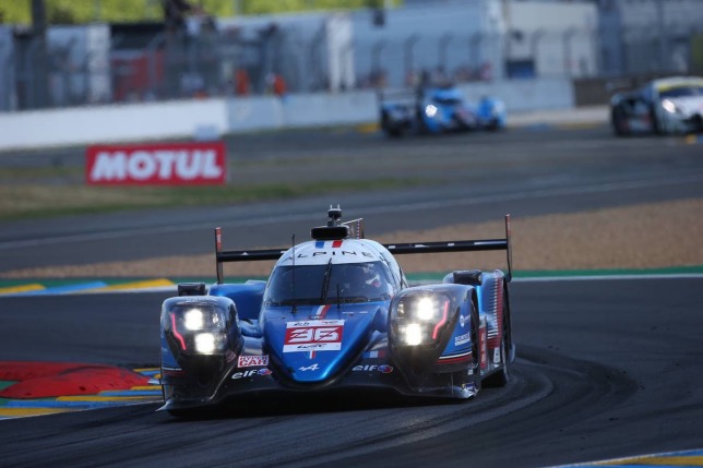 Спортпрототип Alpine A480 на трассе в Ле-Мане, фото XPB