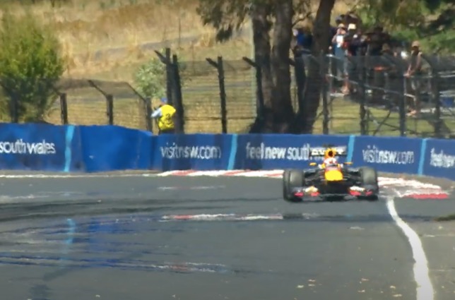 Лиам Лоусон за рулём RB7 на трассе в Батерсте