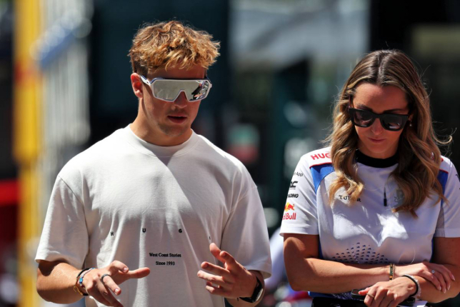 Лиам Лоусон в паддоке автодрома в Барселоне, фото XPB