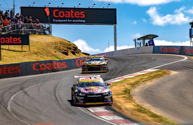 Машины серии Supercars на трассе в Батерсте, фото пресс-службы серии