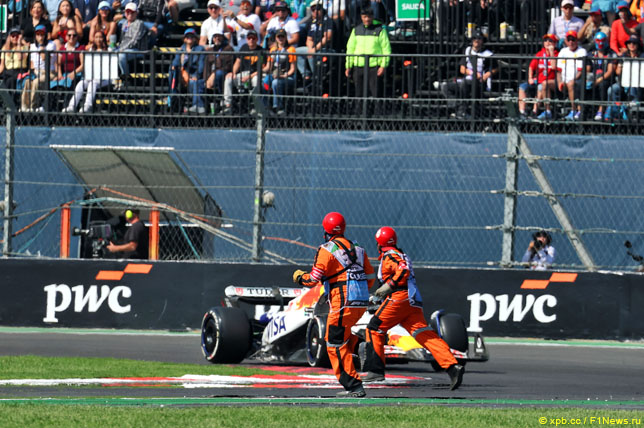 Маршалы перебегают трассу перед машиной Лиама Лоусона