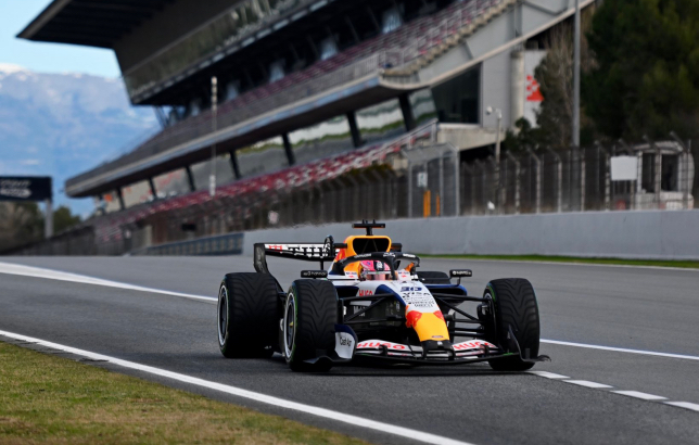 Лиам Лоусон за рулём VCARB 03 на тестах в Барселоне, фото пресс-службы Racing Bulls