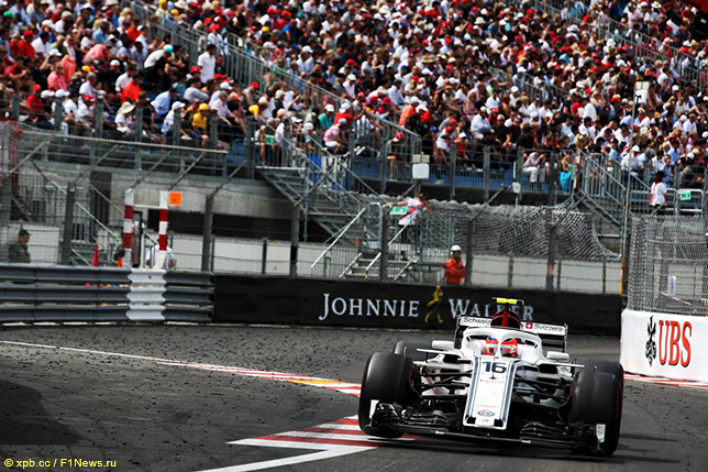 Шарль Леклер за рулём Sauber C37 на трассе Гран При Монако