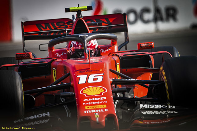 Шарль Леклер за рулём SF90 на трассе Гран При Азербайджана